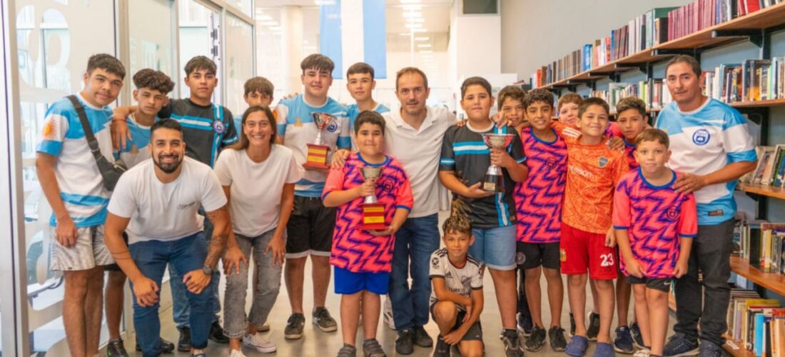 Abella felicitó a los equipos campeones de la Escuela de Fútbol Las Campanas