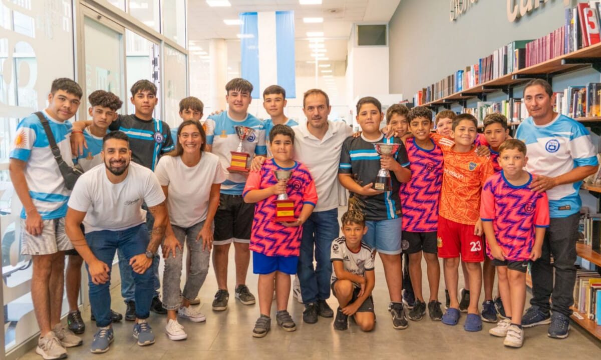 Abella felicitó a los equipos campeones de la Escuela de Fútbol Las Campanas